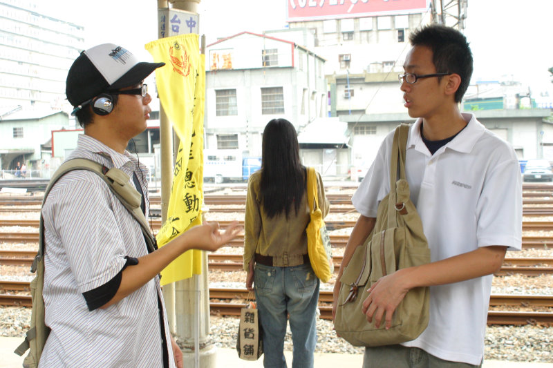 台灣鐵路旅遊攝影台中火車站月台交談的旅客2005攝影照片33