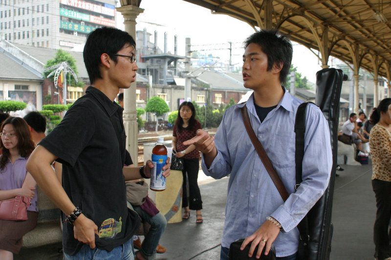 台灣鐵路旅遊攝影台中火車站月台交談的旅客2005攝影照片37
