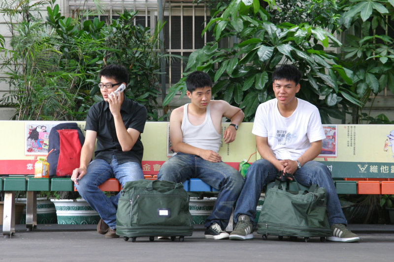 台灣鐵路旅遊攝影台中火車站月台交談的旅客2005攝影照片85