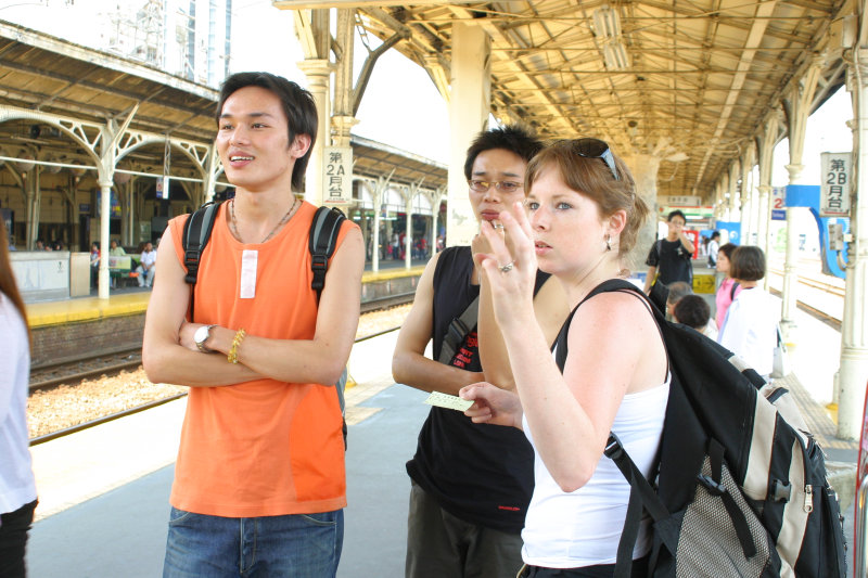台灣鐵路旅遊攝影台中火車站月台交談的旅客2005攝影照片104