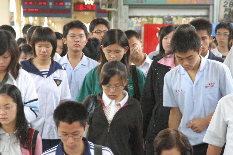 台灣鐵路旅遊攝影台中火車站月台交談的旅客2005攝影照片127