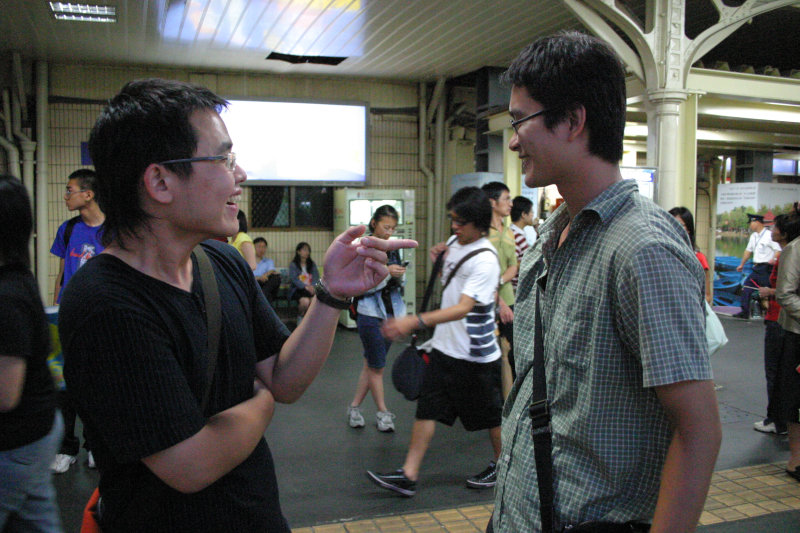 台灣鐵路旅遊攝影台中火車站月台交談的旅客2005攝影照片150