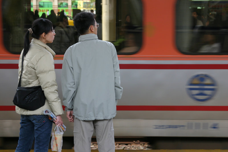 台灣鐵路旅遊攝影台中火車站月台交談的旅客2005攝影照片159