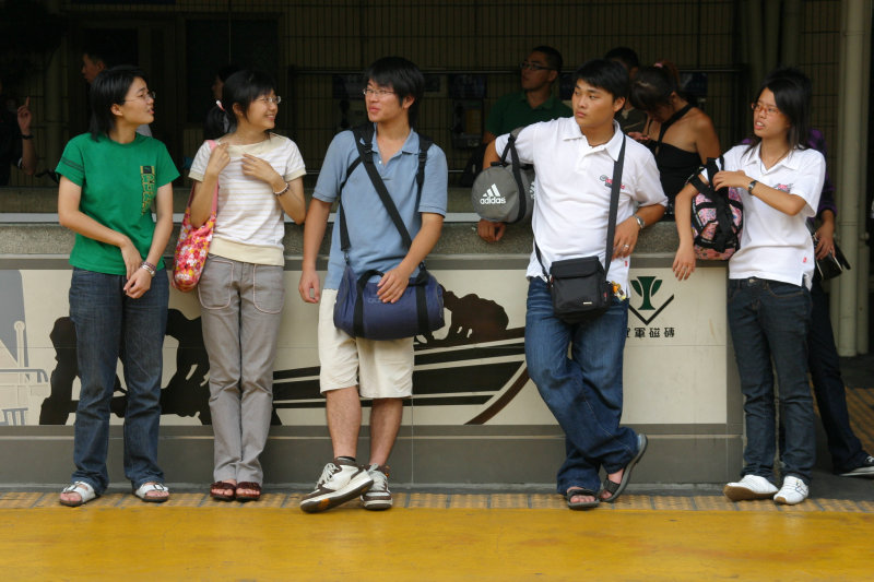 台灣鐵路旅遊攝影台中火車站月台交談的旅客2005攝影照片183