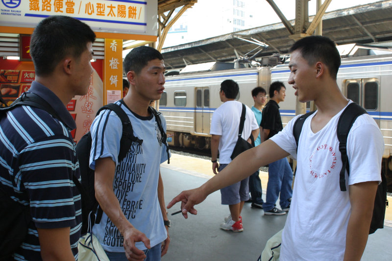 台灣鐵路旅遊攝影台中火車站月台交談的旅客2005攝影照片187