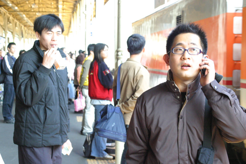 台灣鐵路旅遊攝影台中火車站月台交談的旅客2005攝影照片199