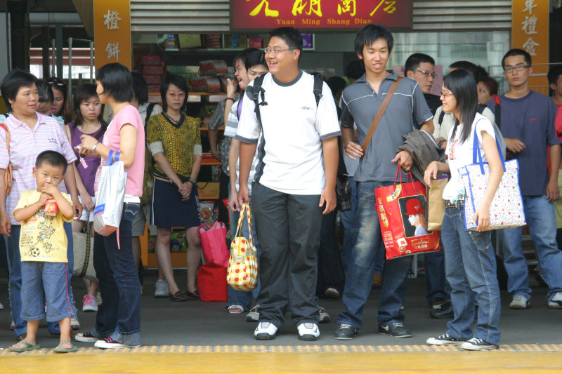 台灣鐵路旅遊攝影台中火車站月台交談的旅客2005攝影照片213