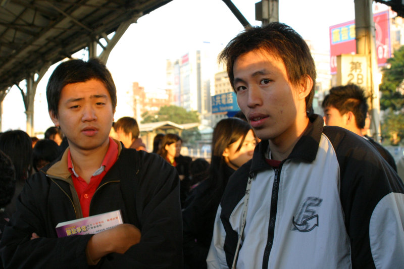 台灣鐵路旅遊攝影台中火車站月台交談的旅客2005攝影照片238