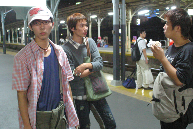 台灣鐵路旅遊攝影台中火車站月台交談的旅客2005攝影照片271