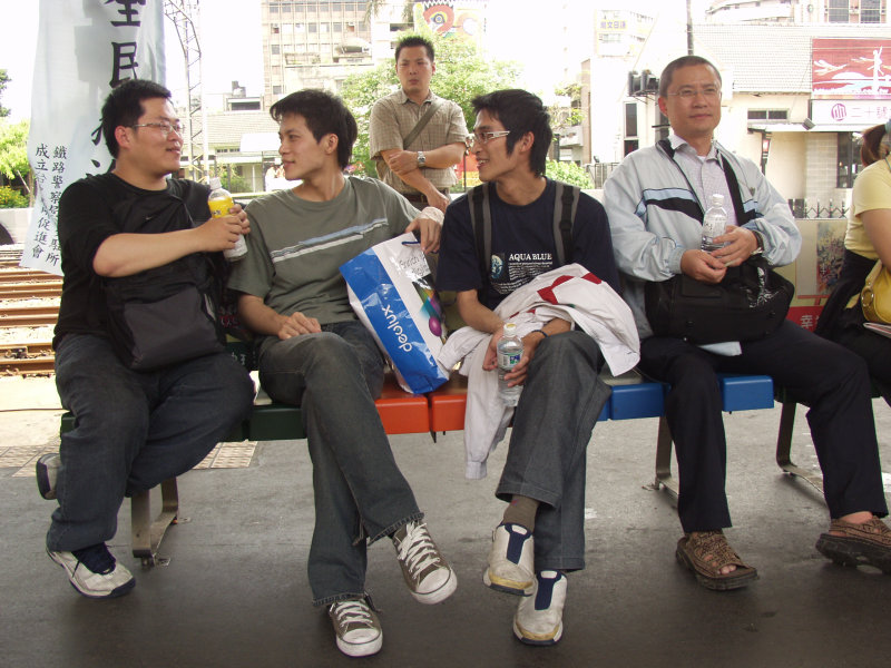 台灣鐵路旅遊攝影台中火車站月台交談的旅客2005攝影照片278