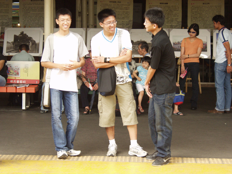 台灣鐵路旅遊攝影台中火車站月台交談的旅客2005攝影照片292