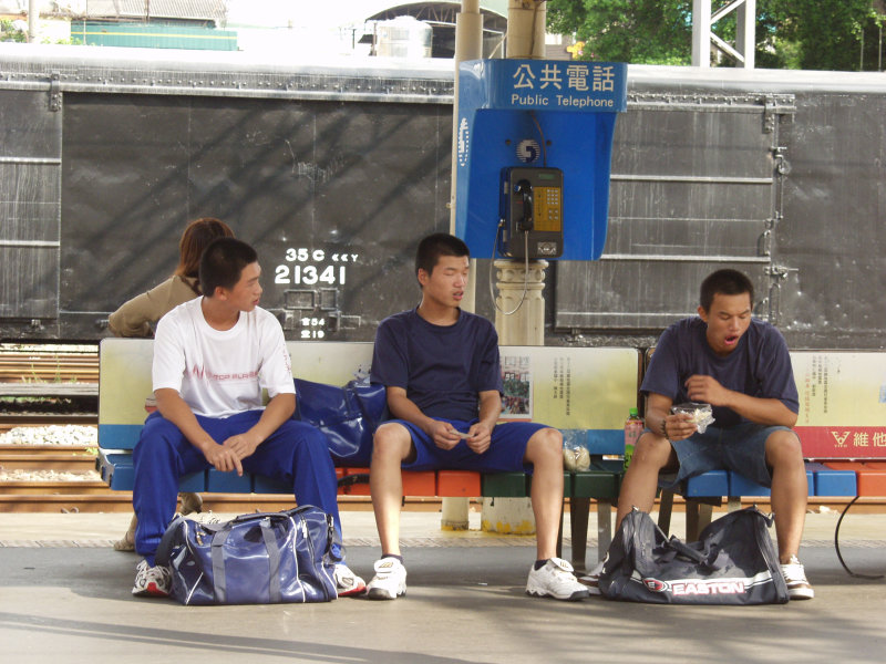 台灣鐵路旅遊攝影台中火車站月台交談的旅客2005攝影照片309