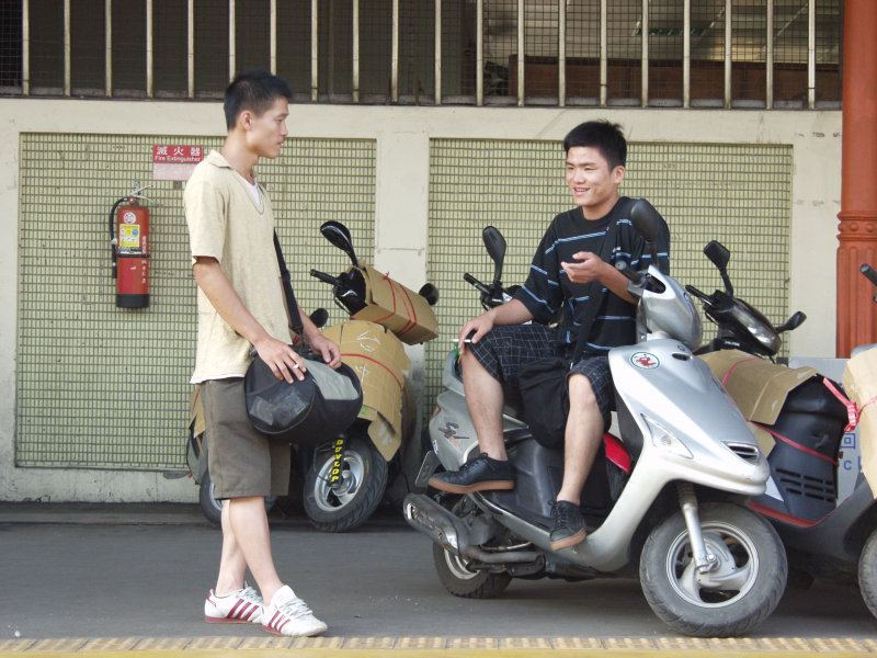 台灣鐵路旅遊攝影台中火車站月台交談的旅客2005攝影照片327