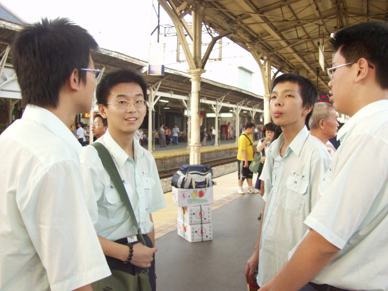 台灣鐵路旅遊攝影台中火車站月台交談的旅客2005攝影照片338