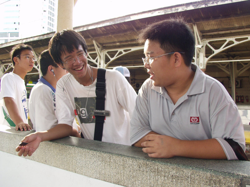 台灣鐵路旅遊攝影台中火車站月台交談的旅客2005攝影照片345
