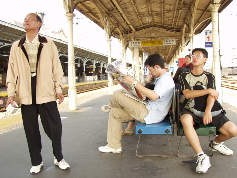 台灣鐵路旅遊攝影台中火車站月台交談的旅客2005攝影照片358
