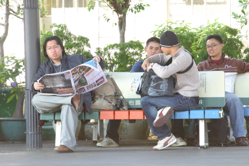 台灣鐵路旅遊攝影台中火車站月台交談的旅客2006攝影照片2