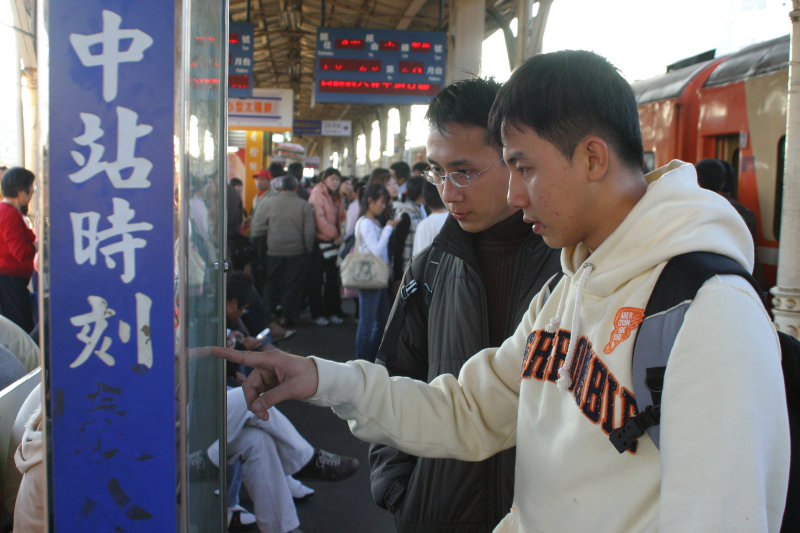 台灣鐵路旅遊攝影台中火車站月台交談的旅客2006攝影照片9