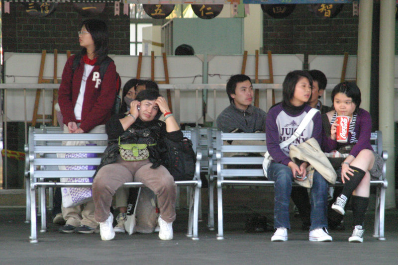 台灣鐵路旅遊攝影台中火車站月台交談的旅客2006攝影照片11