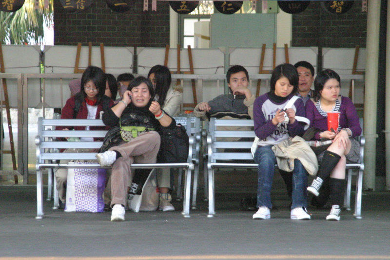 台灣鐵路旅遊攝影台中火車站月台交談的旅客2006攝影照片12