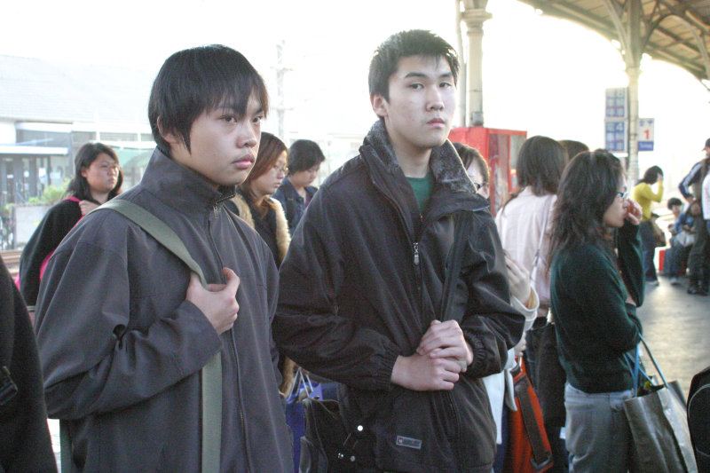 台灣鐵路旅遊攝影台中火車站月台交談的旅客2006攝影照片14