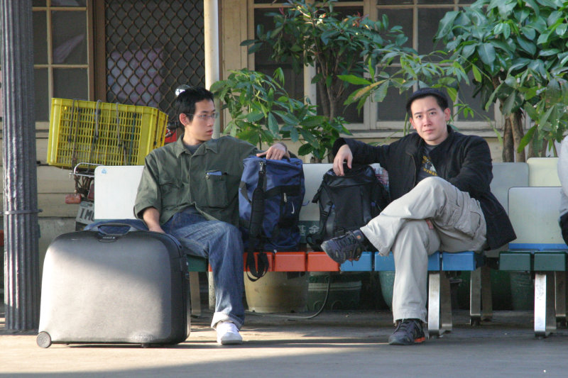 台灣鐵路旅遊攝影台中火車站月台交談的旅客2006攝影照片18