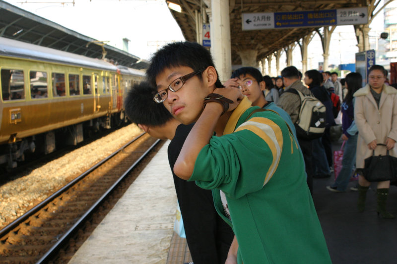 台灣鐵路旅遊攝影台中火車站月台交談的旅客2006攝影照片19