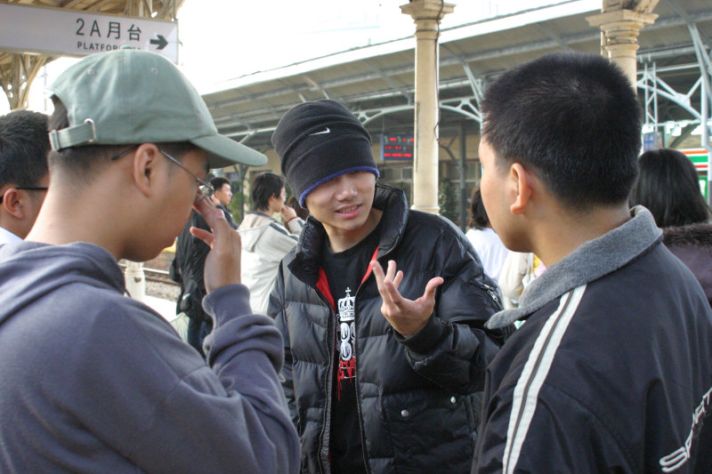 台灣鐵路旅遊攝影台中火車站月台交談的旅客2006攝影照片21