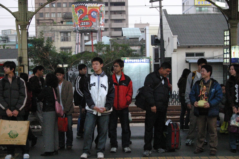 台灣鐵路旅遊攝影台中火車站月台交談的旅客2006攝影照片24