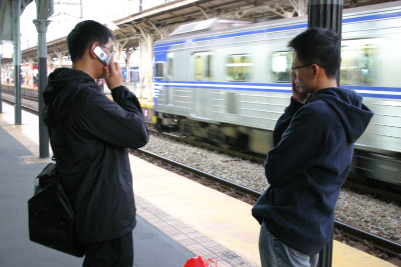 台灣鐵路旅遊攝影台中火車站月台交談的旅客2006攝影照片25