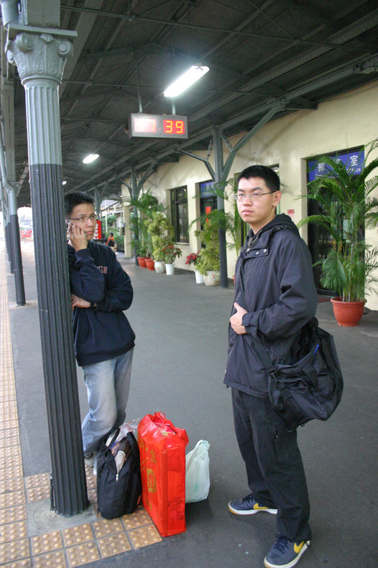 台灣鐵路旅遊攝影台中火車站月台交談的旅客2006攝影照片26