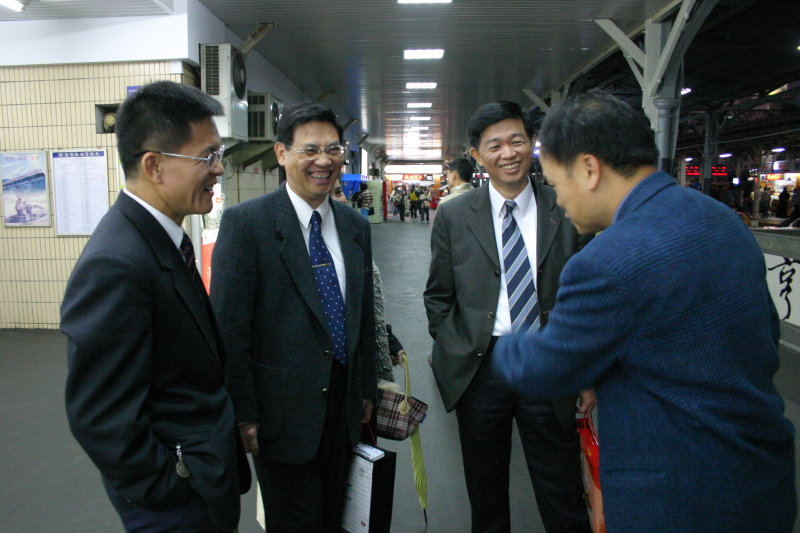 台灣鐵路旅遊攝影台中火車站月台交談的旅客2006攝影照片28