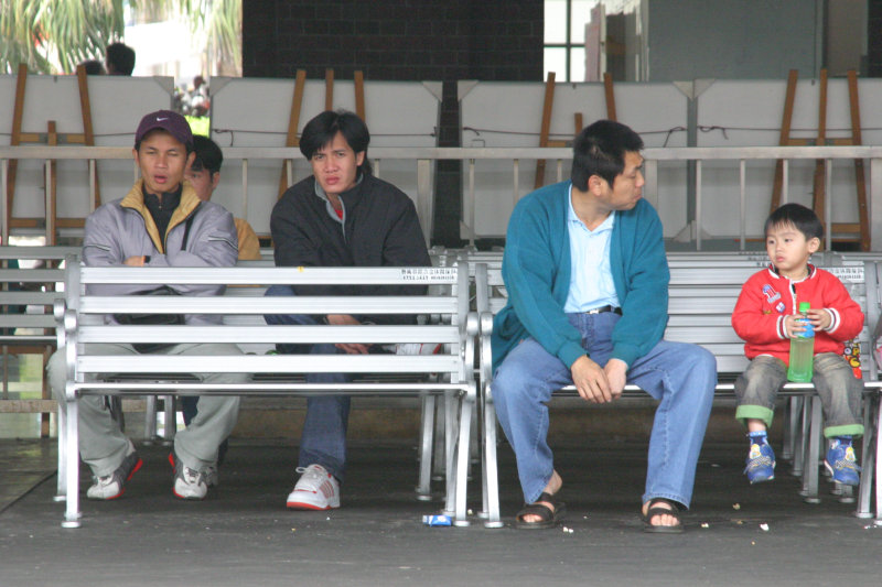 台灣鐵路旅遊攝影台中火車站月台交談的旅客2006攝影照片29