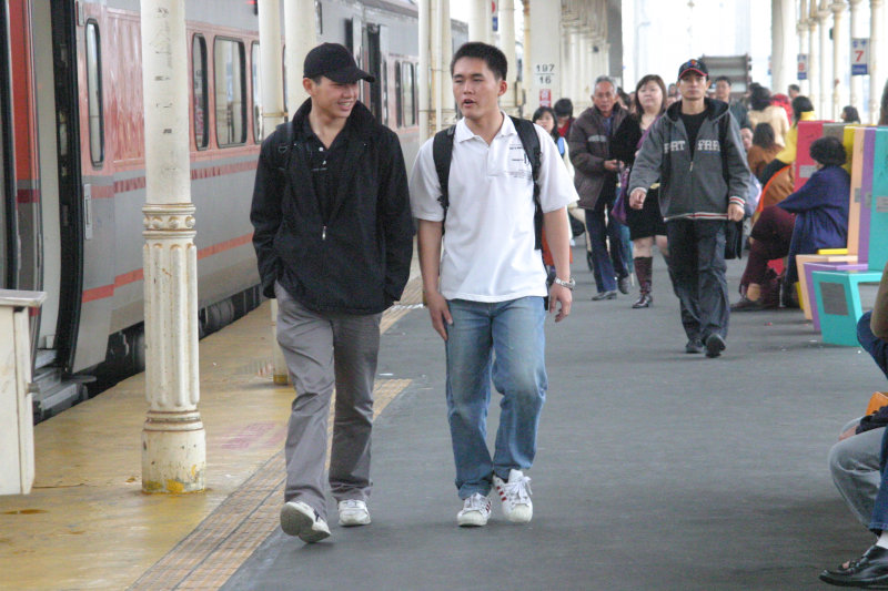 台灣鐵路旅遊攝影台中火車站月台交談的旅客2006攝影照片31
