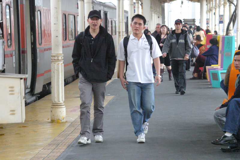 台灣鐵路旅遊攝影台中火車站月台交談的旅客2006攝影照片32