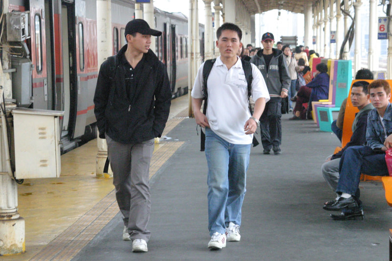 台灣鐵路旅遊攝影台中火車站月台交談的旅客2006攝影照片33