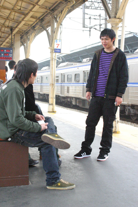 台灣鐵路旅遊攝影台中火車站月台交談的旅客2006攝影照片34