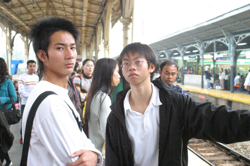 台灣鐵路旅遊攝影台中火車站月台交談的旅客2006攝影照片35