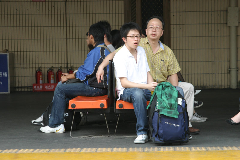 台灣鐵路旅遊攝影台中火車站月台交談的旅客2006攝影照片37