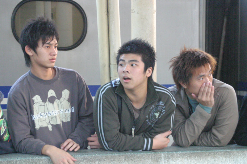台灣鐵路旅遊攝影台中火車站月台交談的旅客2006攝影照片44