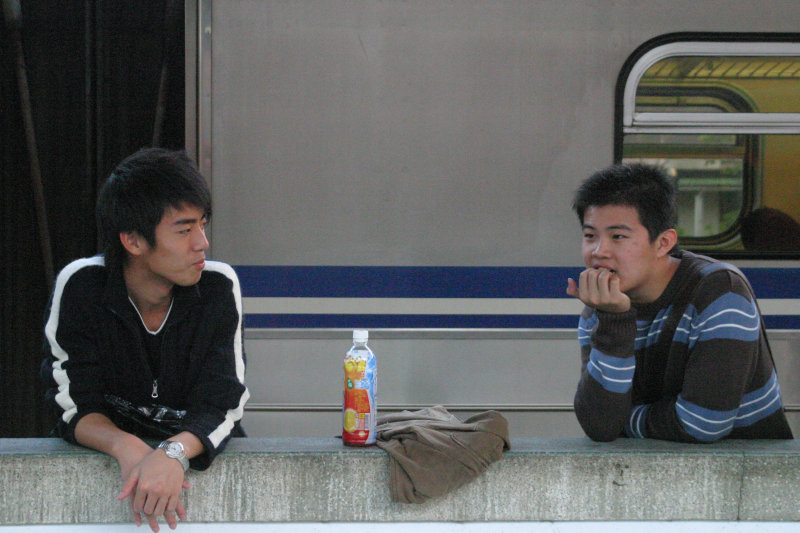 台灣鐵路旅遊攝影台中火車站月台交談的旅客2006攝影照片46