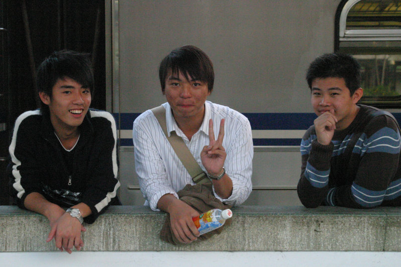 台灣鐵路旅遊攝影台中火車站月台交談的旅客2006攝影照片47