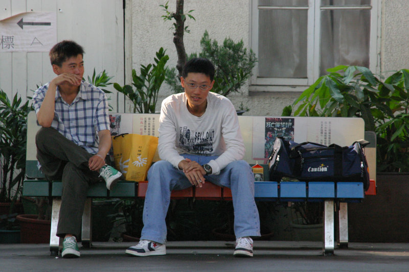 台灣鐵路旅遊攝影台中火車站月台交談的旅客2006攝影照片52
