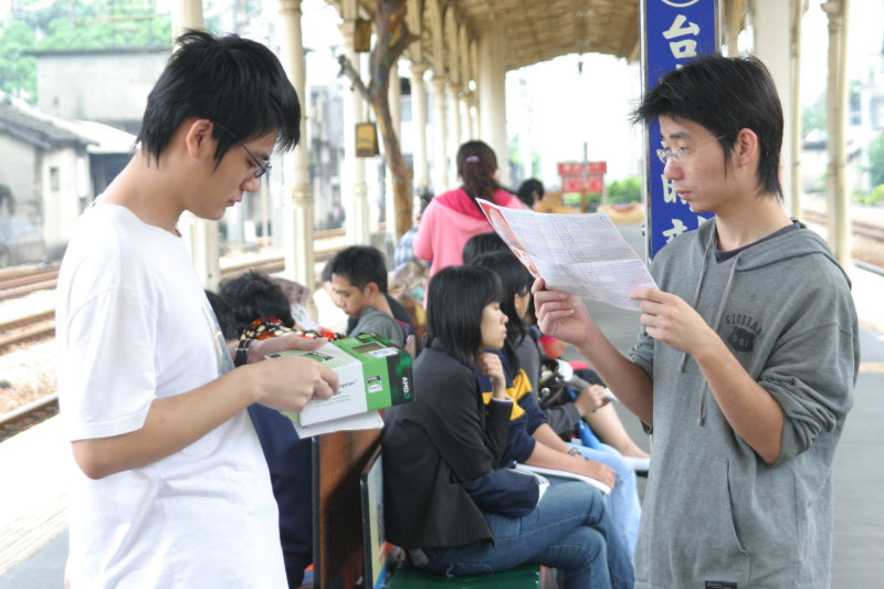 台灣鐵路旅遊攝影台中火車站月台交談的旅客2006攝影照片56