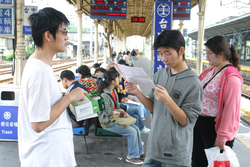台灣鐵路旅遊攝影台中火車站月台交談的旅客2006攝影照片57