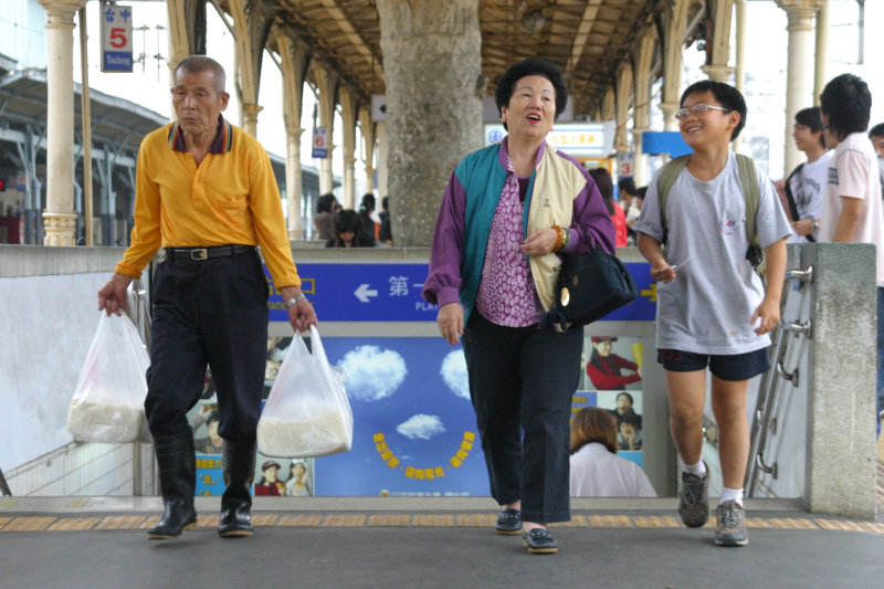 台灣鐵路旅遊攝影台中火車站月台交談的旅客2006攝影照片62