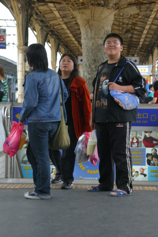 台灣鐵路旅遊攝影台中火車站月台交談的旅客2006攝影照片63