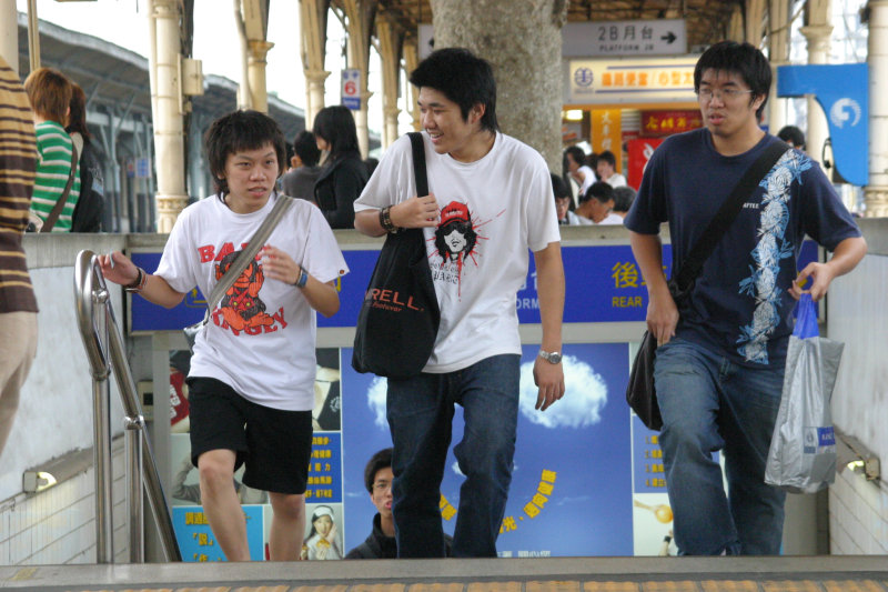 台灣鐵路旅遊攝影台中火車站月台交談的旅客2006攝影照片65