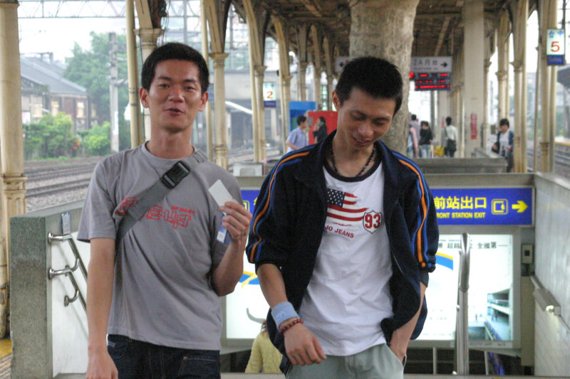 台灣鐵路旅遊攝影台中火車站月台交談的旅客2006攝影照片69