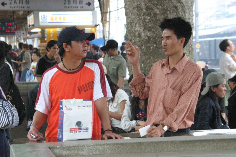 台灣鐵路旅遊攝影台中火車站月台交談的旅客2006攝影照片71